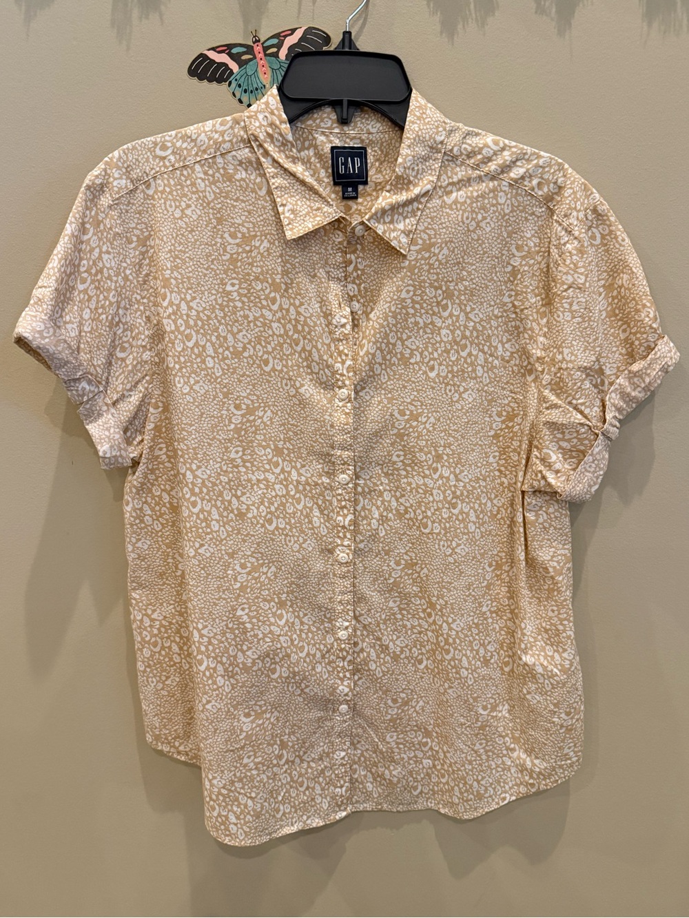 GAP Woman’s Short-Sleeve Tan Printed Button-Down Shirt